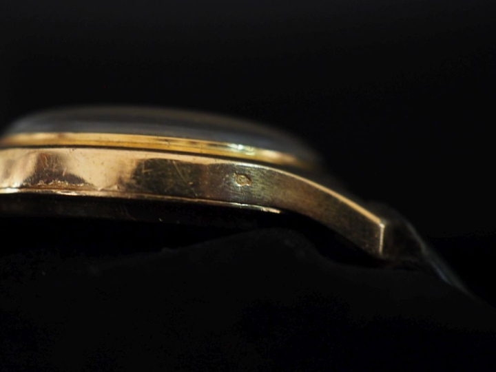 JAEGER LECOULTRE Montre bracelet, boitier en or jaune 750.  Cadran ron