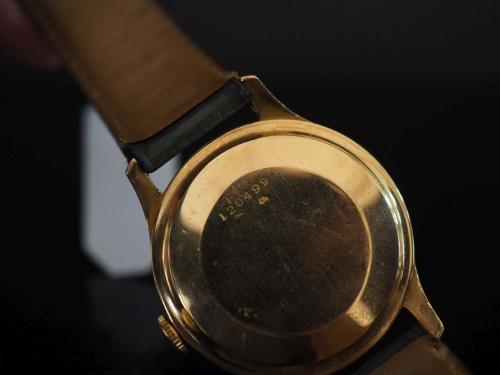 JAEGER LECOULTRE Montre bracelet, boitier en or jaune 750.  Cadran ron