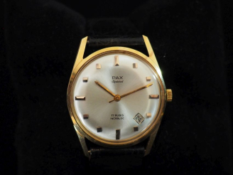 Vente aux enchères PAX, Spécial Montre bracelet, boitier en or jaune 750.  Cadran à pasti