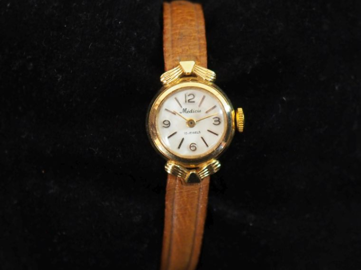 MEDICIS Montre bracelet de dame, boitier en or jaune 750.  Cadran rond