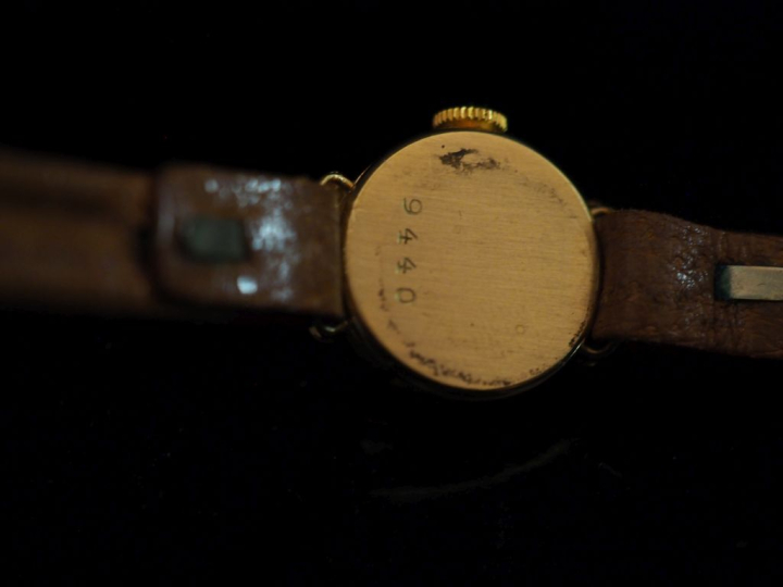 MEDICIS Montre bracelet de dame, boitier en or jaune 750.  Cadran rond