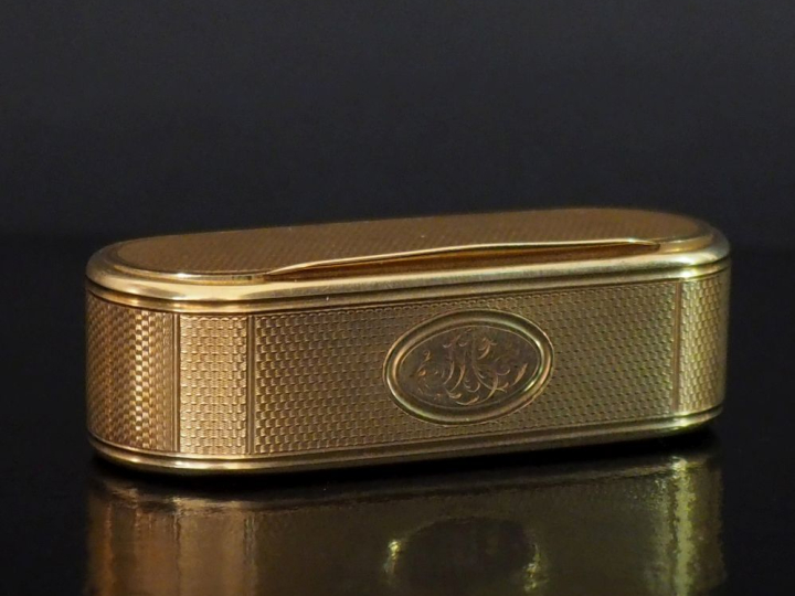 Ravissante boite de forme ovale en or jaune 750, à décor guilloché et 