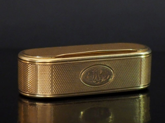 Vente aux enchères Ravissante boite de forme ovale en or jaune 750, à décor guilloché et 