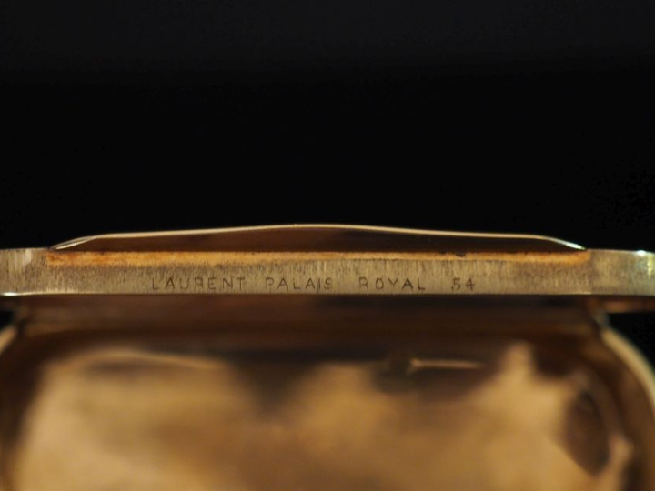 Ravissante boite de forme ovale en or jaune 750, à décor guilloché et 