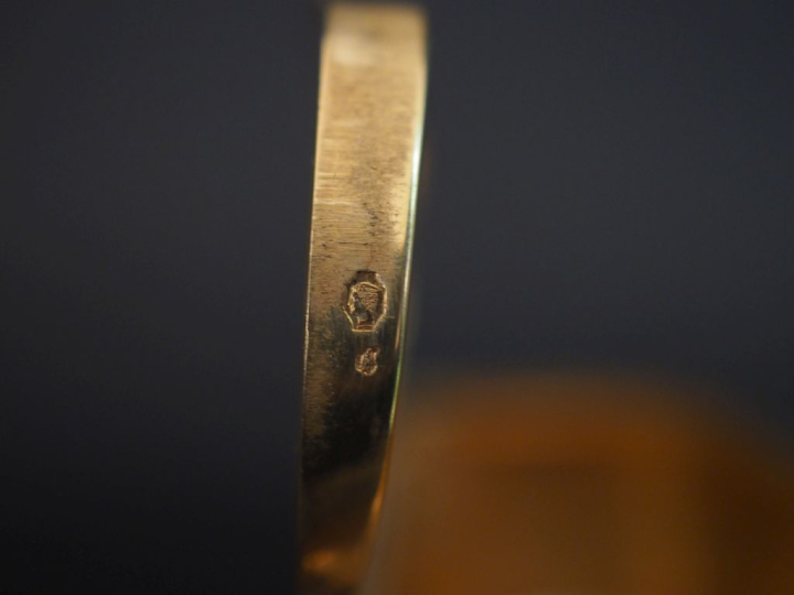 Ravissante boite de forme ovale en or jaune 750, à décor guilloché et 