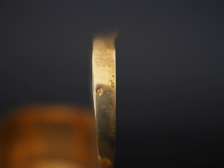 Ravissante boite de forme ovale en or jaune 750, à décor guilloché et 