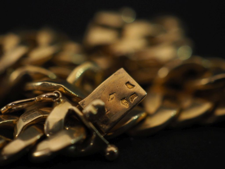 Collier souple en or jaune 750, maille gourmette disposées en chute.  