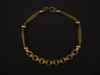 Vente aux enchères Bracelet souple en or jaune 750, composé de maillons forçats cannelés,
