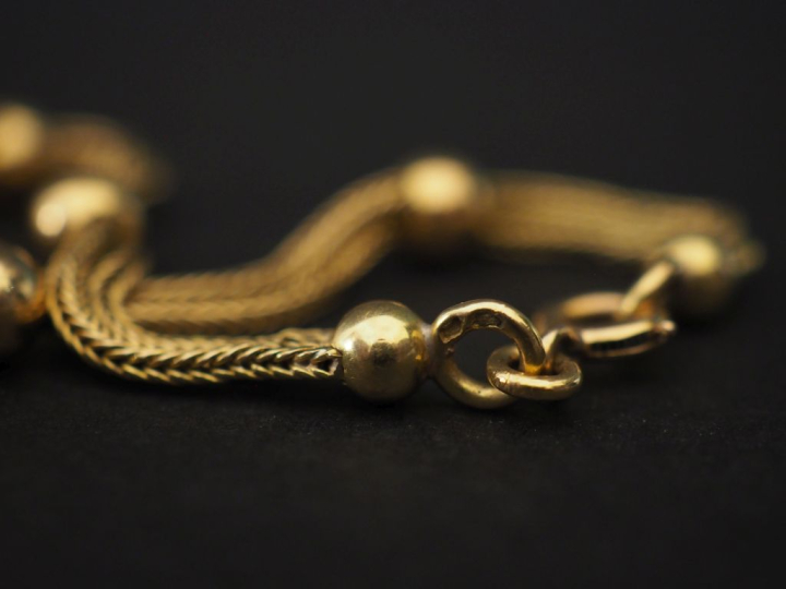 Bracelet souple en or jaune 750, composé de maillons forçats cannelés,