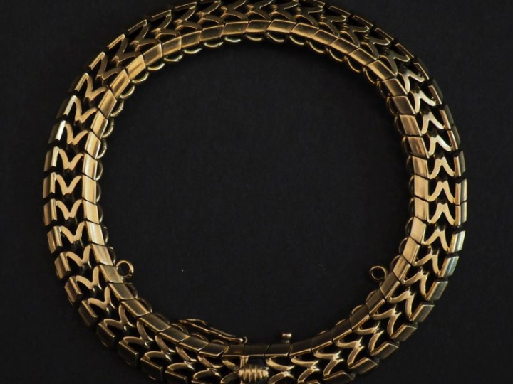Bracelet souple en or jaune 750, maille ajourée fantaisie.  Larg. 1,1 