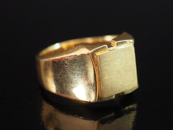 Bague de forme chevalière de style 1940 en or jaune 750. TDD. 63 Poids