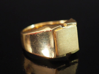 Vente aux enchères Bague de forme chevalière de style 1940 en or jaune 750. TDD. 63 Poids