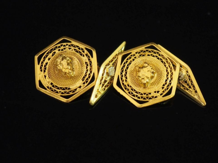 Paire de boutons de manchettes en or jaune 750, à décor ajouré et fili