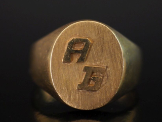 Vente aux enchères Bague de forme chevalière en or jaune 750, à décor de monogramme en re