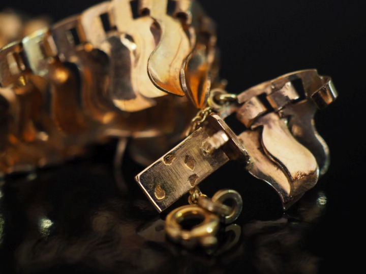 Collier souple en or jaune 750, à décor de vaguelettes.  Larg. 1,2 cm 