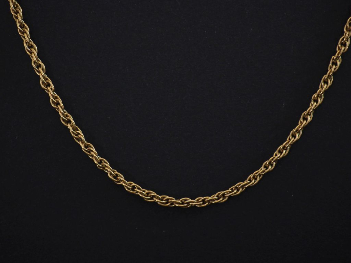 Collier en or jaune 750, maille ronde entrelacée.  Larg. 0,2 cm Long. 
