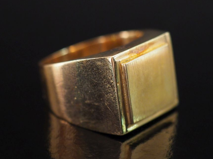 Bague de forme chevalière en or jaune 750.  TDD. 63 1/2 Poids. 15,35 g