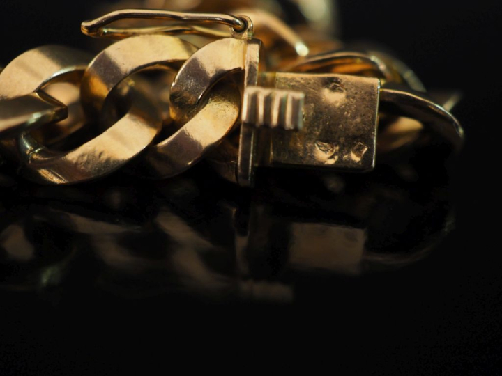 Bracelet souple en or jaune 750, maille plate ronde.  Long. 18,5 cm Po