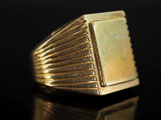 Vente aux enchères Importante bague de forme chevalière en or jaune 750, à décor de canne