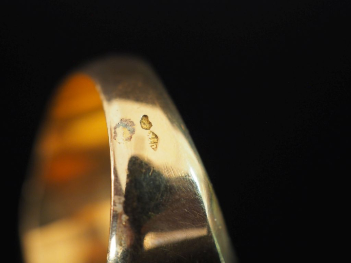 Importante bague de forme chevalière en or jaune 750, à décor de canne