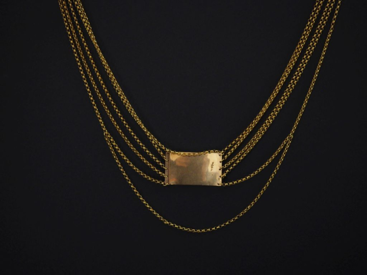 Collier draperie cinq rangs en or jaune 750, agrémentée en son centre 