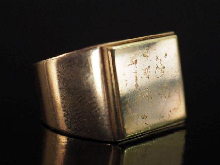 Bague de forme chevalière en or jaune 750.  TDD. 63 Poids. 24,90 g   