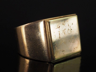 Vente aux enchères Bague de forme chevalière en or jaune 750.  TDD. 63 Poids. 24,90 g   