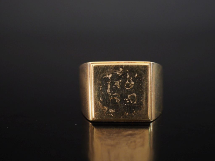 Bague de forme chevalière en or jaune 750.  TDD. 63 Poids. 24,90 g   