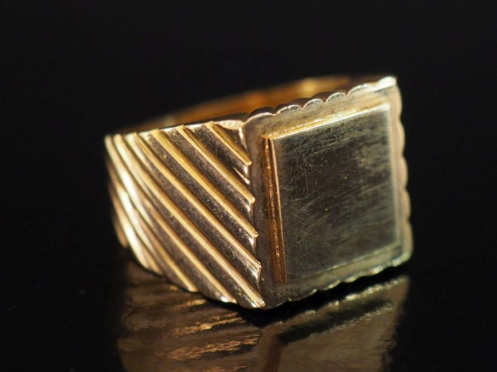 Bague de forme chevalière en or jaune 750, à décor de cannelures.  TDD