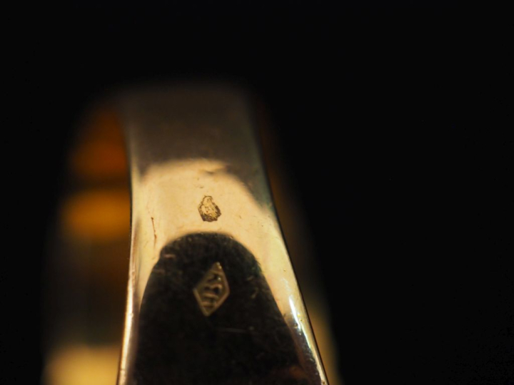 Bague de forme chevalière en or jaune 750, à décor de cannelures.  TDD