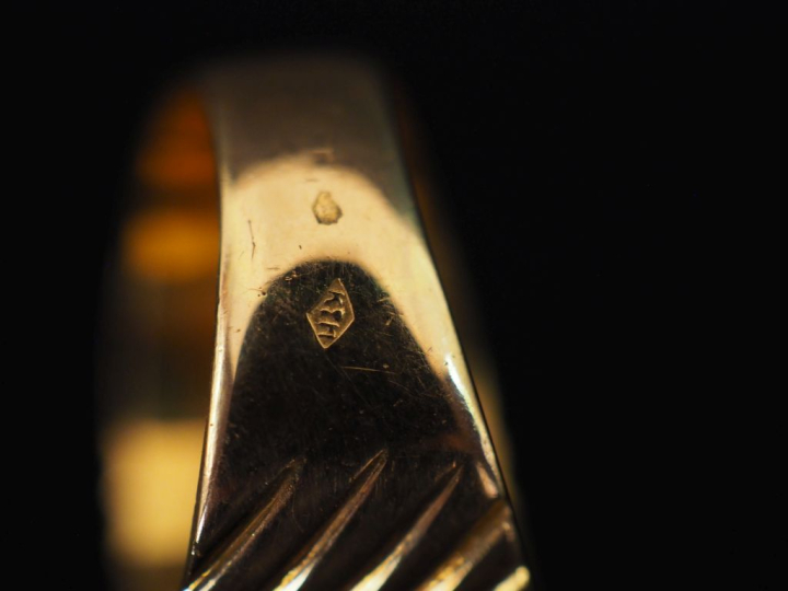 Bague de forme chevalière en or jaune 750, à décor de cannelures.  TDD