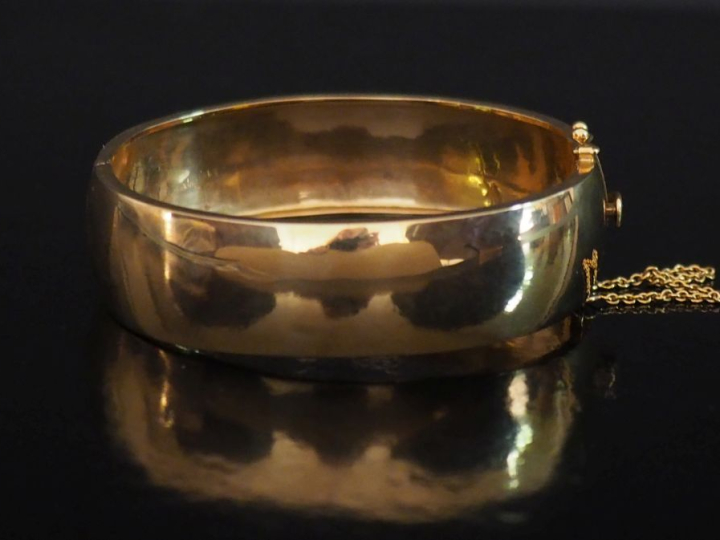 Large bracelet jonc en or jaune 750.  Chainette de sécurité en or jaun