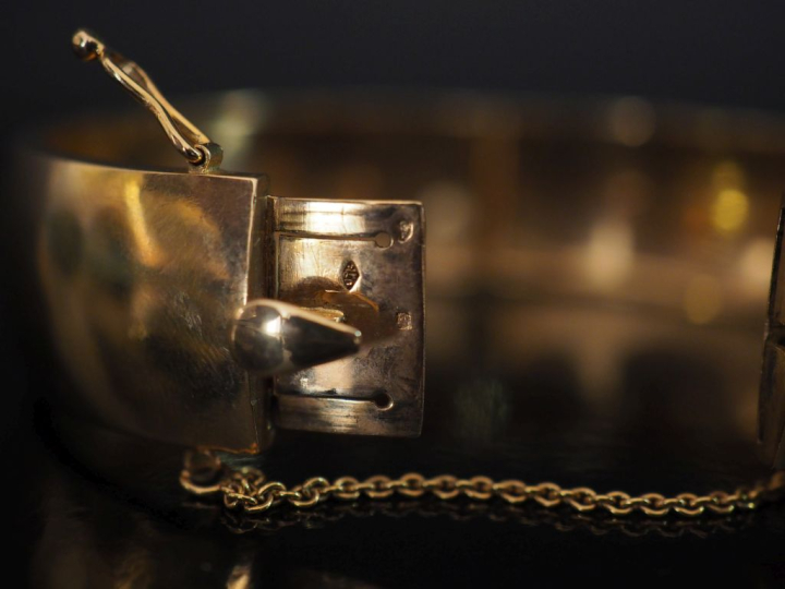 Large bracelet jonc en or jaune 750.  Chainette de sécurité en or jaun