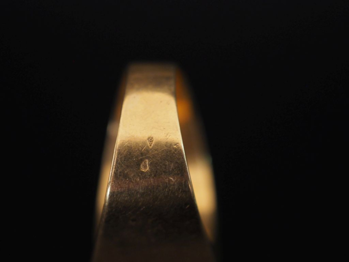 Bague de forme chevalière en or jaune 750.  Le pourtour du plateau, à 