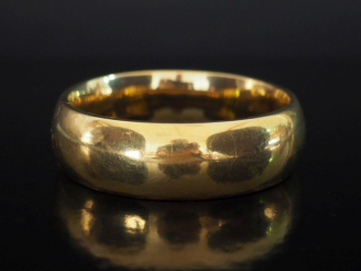 Vente aux enchères Large bracelet jonc en or jaune 750. Larg. 2 cm Dim. internes : 5,7 x 