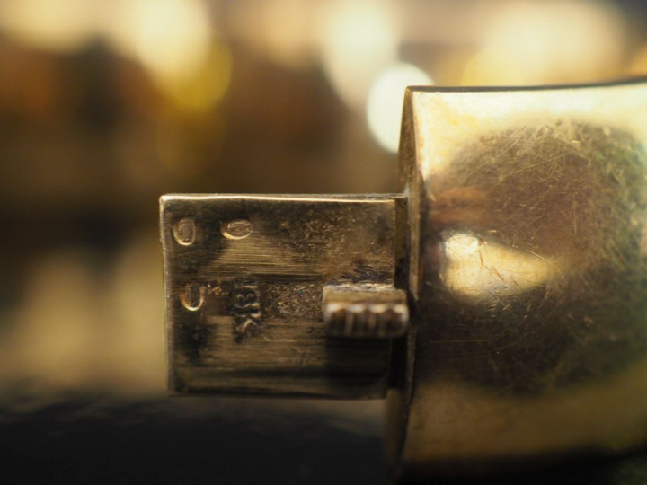 Large bracelet jonc en or jaune 750. Larg. 2 cm Dim. internes : 5,7 x 