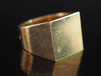 Vente aux enchères Bague de forme chevalière en or jaune 750.  TDD. 58 Poids. 12 g   