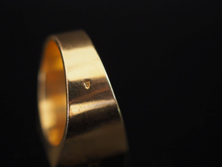 Bague de forme chevalière en or jaune 750.  TDD. 58 Poids. 12 g   