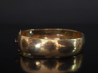 Vente aux enchères Large bracelet jonc en or jaune 750.  Larg. 1,6 cm Dim. internes : 5,5