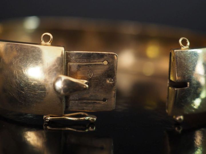 Large bracelet jonc en or jaune 750.  Larg. 1,6 cm Dim. internes : 5,5