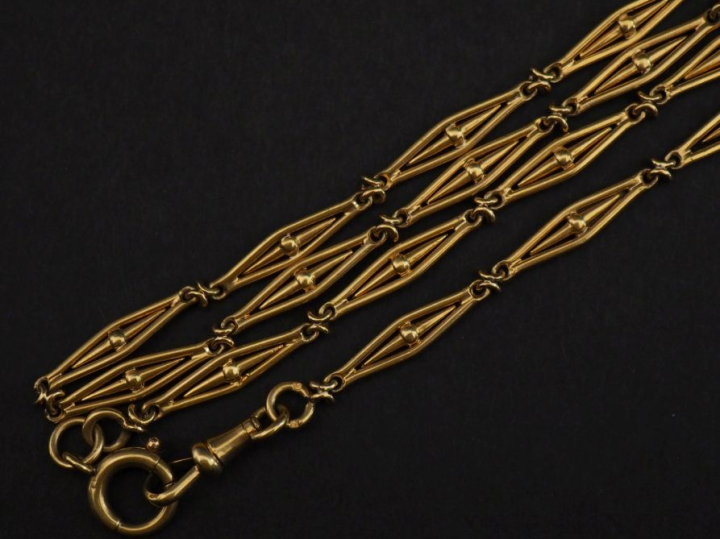 Giletière en or jaune 750, composée de maillons losangiques.  Long. 15