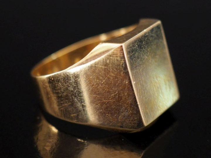 Bague de forme chevalière en or jaune 750.  TDD. 59 Poids. 6,60 g   