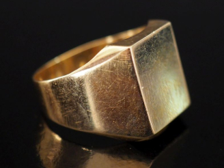 Vente aux enchères Bague de forme chevalière en or jaune 750.  TDD. 59 Poids. 6,60 g   