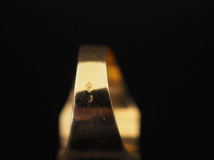 Bague de forme chevalière en or jaune 750.  TDD. 59 Poids. 6,60 g   