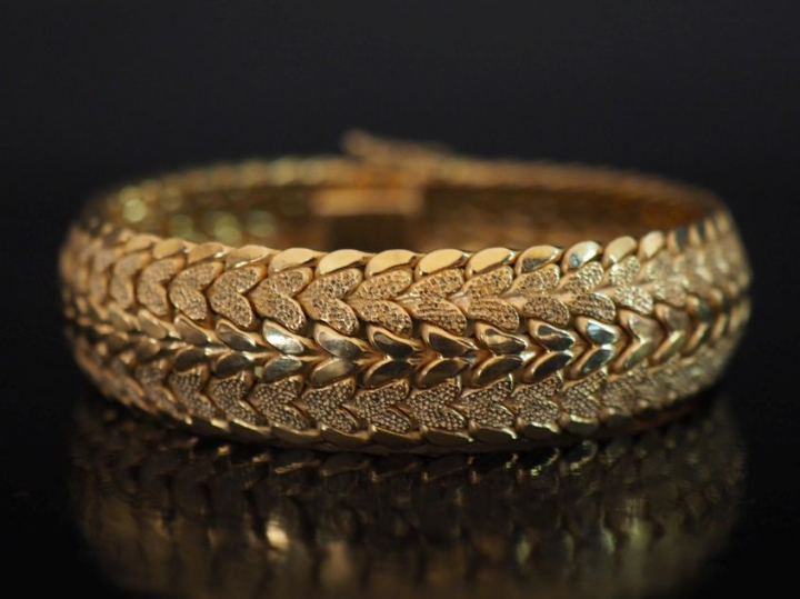 Bracelet manchette en or jaune 750, maille épi. Larg. 1,7 cm Poids. 29