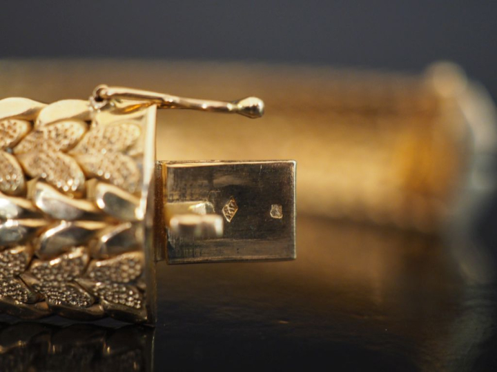 Bracelet manchette en or jaune 750, maille épi. Larg. 1,7 cm Poids. 29