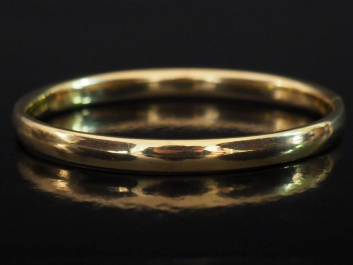 Bracelet jonc plat en or jaune 750.  Larg. 0,7 cm Dim. internes : 5,2 