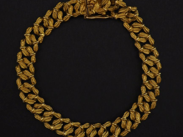 Bracelet souple en or jaune 750, maillons feuillagés.  Long. 17,5 cm P