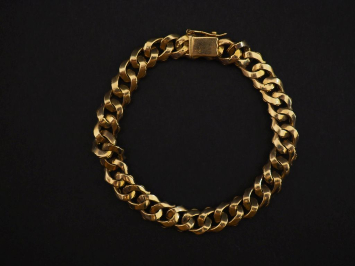 Bracelet souple en or jaune 750, maillons feuillagés.  Long. 17,5 cm P