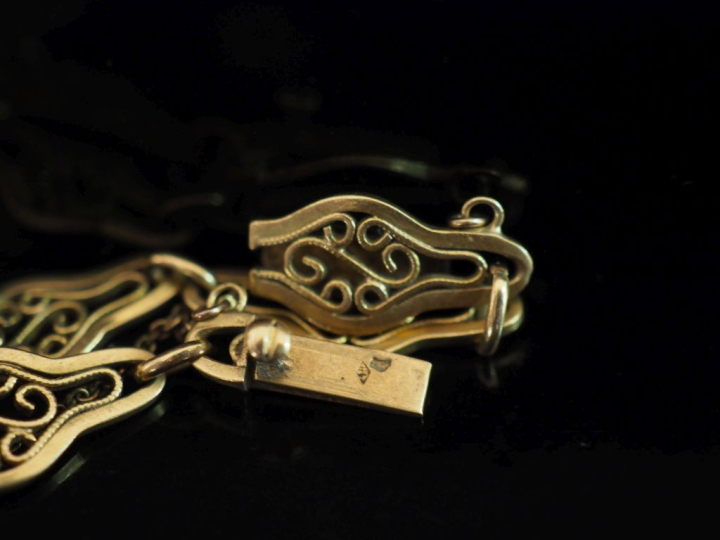 Bracelet souple en or jaune 750, composé de maillons quadrilobés ajour